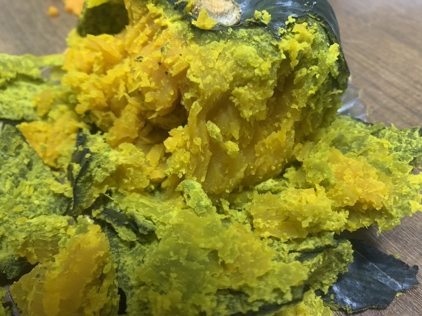 金冠1号黄心白菜深加工产品矩阵：左侧为真空锁鲜装即食沙拉菜（透明袋装可见明黄色心叶），中为冻干黄心白菜碎（金色颗粒状），右为黄心白菜汁饮料（琥珀色液体瓶装，标签强调“100%鲜榨+低温萃取”）
