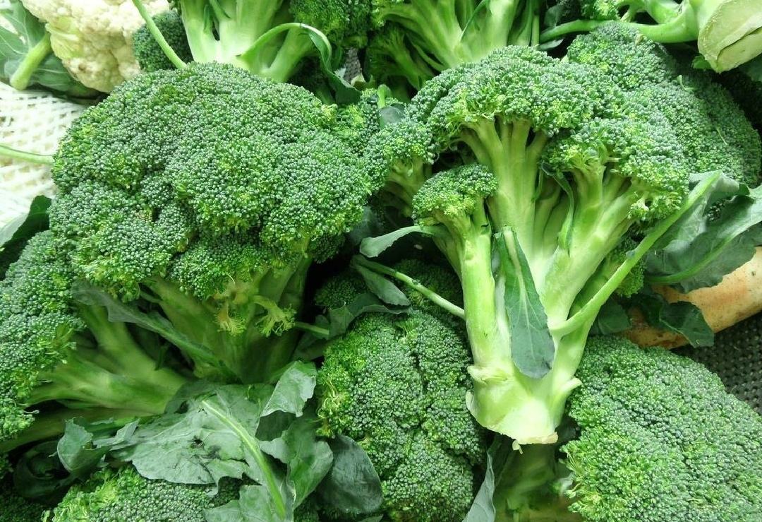 西兰花根部剥皮过程