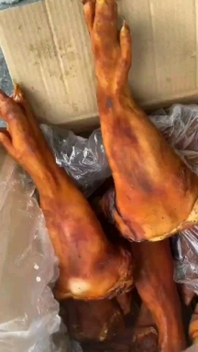 烟熏猪蹄腊猪蹄腊肉烟熏黑猪蹄烟熏黄猪蹄库房现货价格美丽