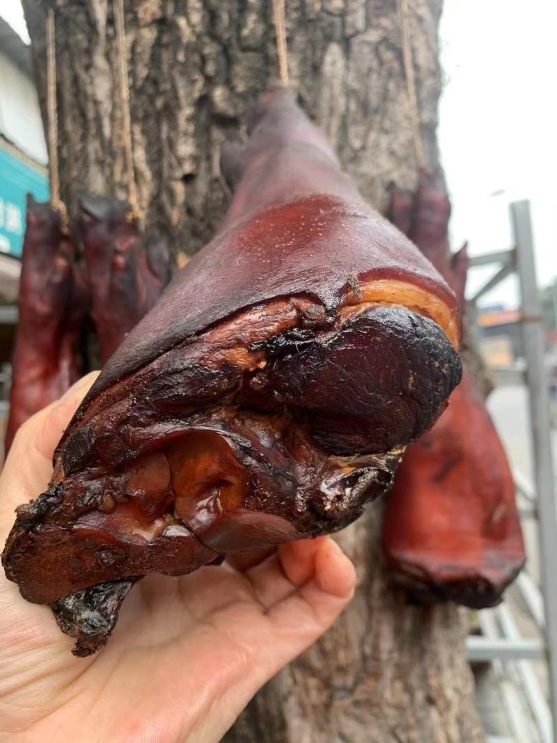 烟熏猪蹄腊猪蹄腊肉烟熏黑猪蹄烟熏黄猪蹄库房现货价格美丽