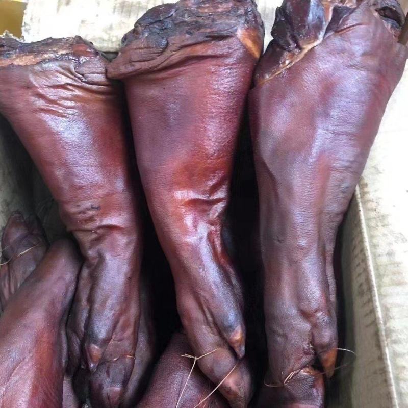 烟熏猪蹄腊猪蹄腊肉烟熏黑猪蹄烟熏黄猪蹄库房现货价格美丽