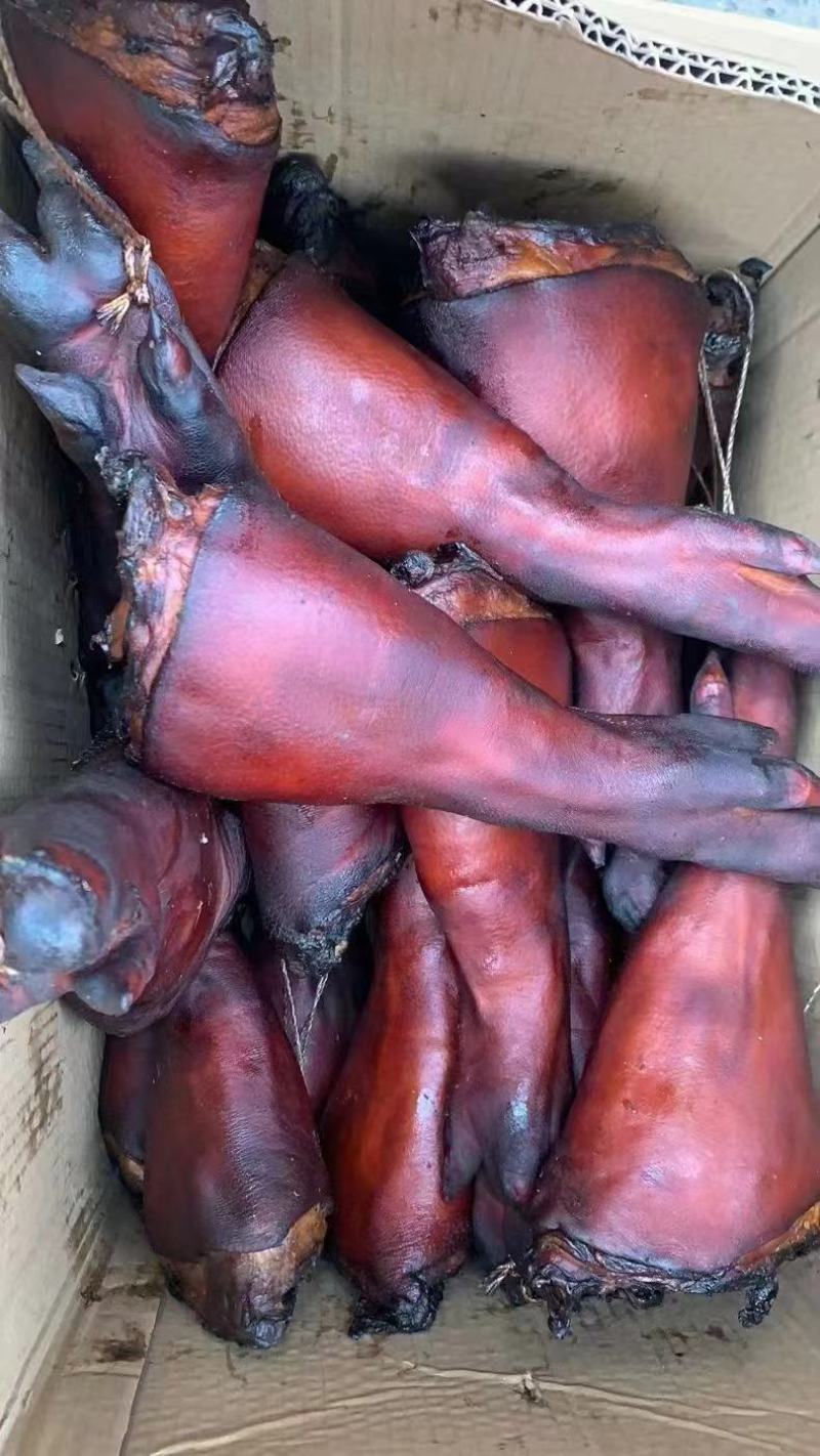 烟熏猪蹄腊猪蹄腊肉烟熏黑猪蹄烟熏黄猪蹄库房现货价格美丽