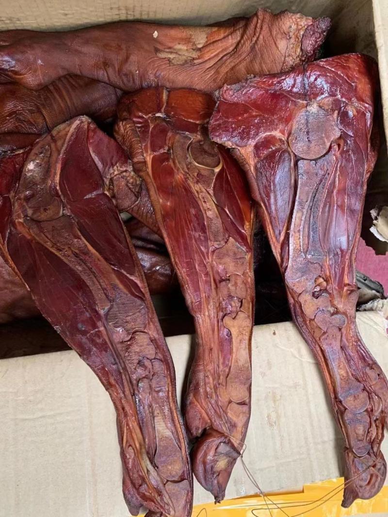 烟熏猪蹄腊猪蹄腊肉烟熏黑猪蹄烟熏黄猪蹄库房现货价格美丽