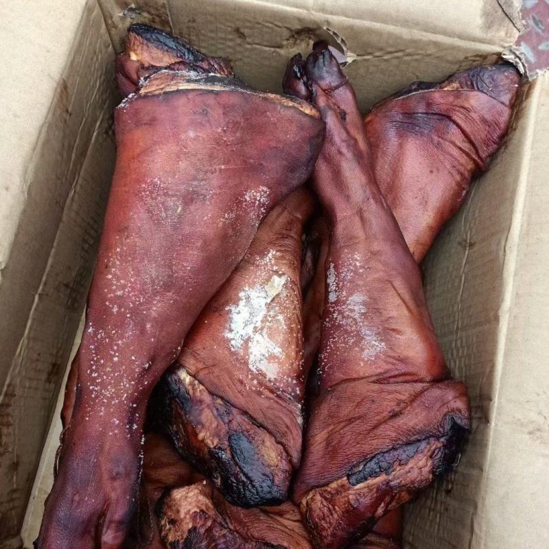 烟熏猪蹄腊猪蹄腊肉烟熏黑猪蹄烟熏黄猪蹄库房现货价格美丽