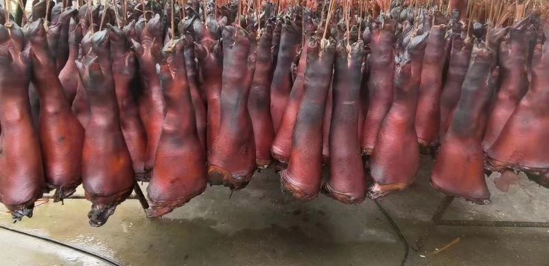 烟熏猪蹄腊猪蹄腊肉烟熏黑猪蹄烟熏黄猪蹄库房现货价格美丽