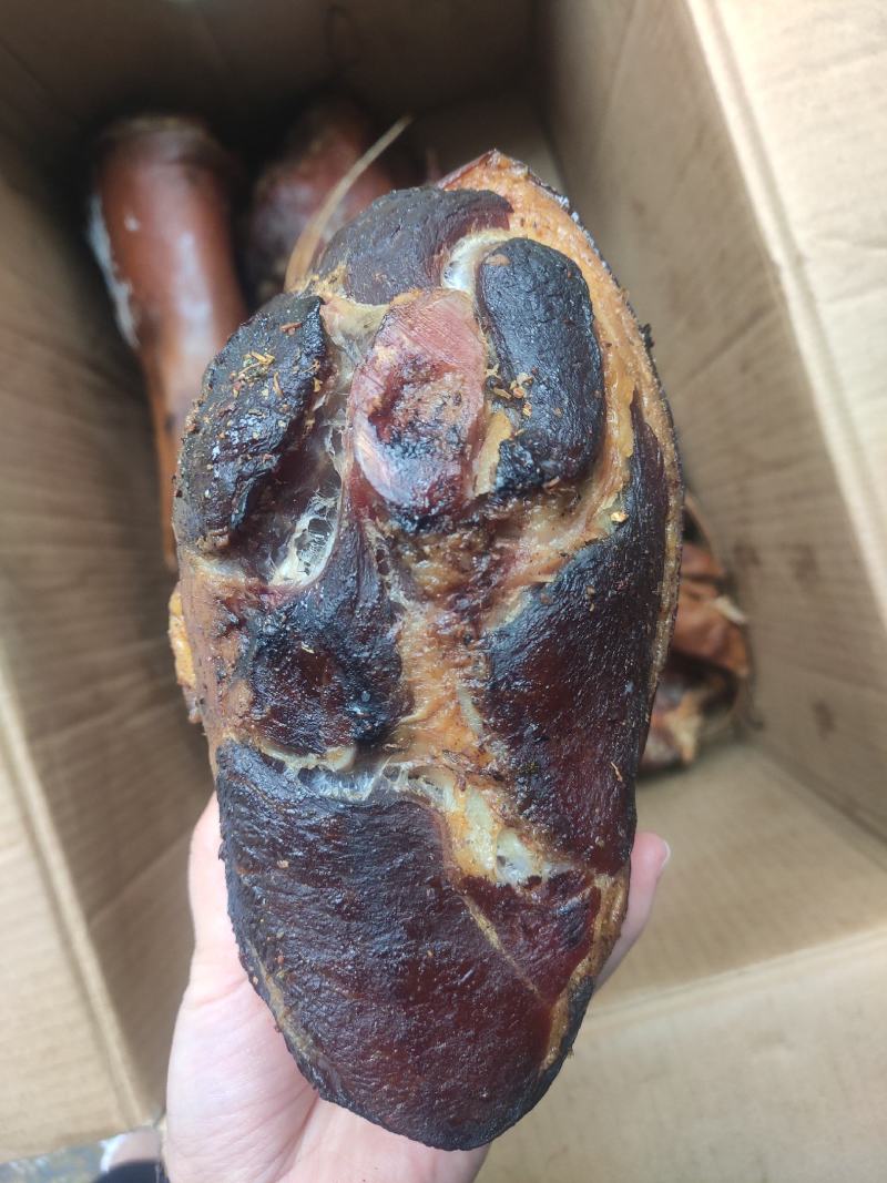 烟熏猪蹄腊猪蹄腊肉烟熏黑猪蹄烟熏黄猪蹄库房现货价格美丽