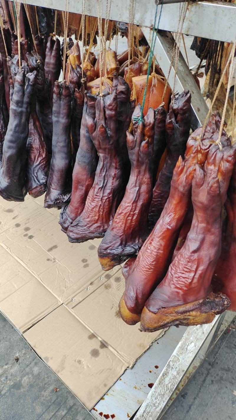 烟熏猪蹄腊猪蹄腊肉烟熏黑猪蹄烟熏黄猪蹄库房现货价格美丽