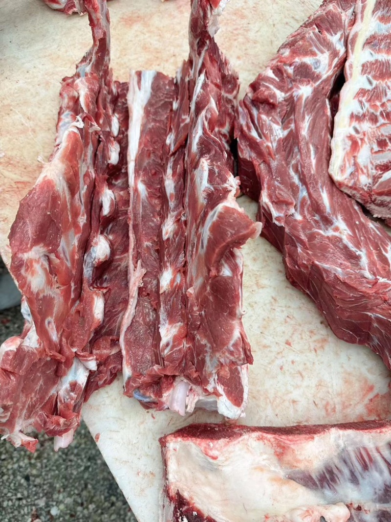 山东牛脖骨，满肉牛脖骨脊骨货源充足，一手货源，诚信经营。