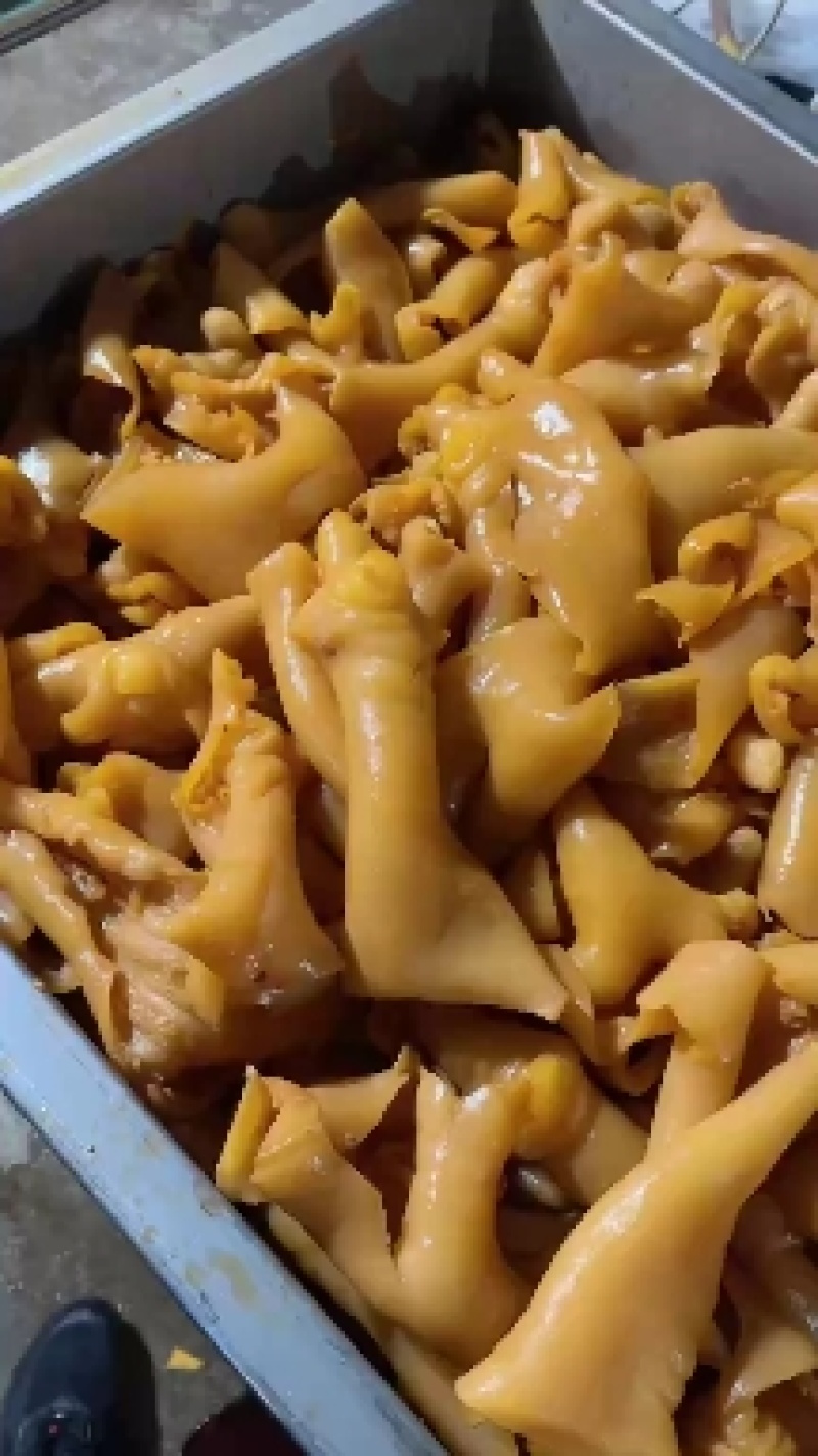 【熟食牛皮】五香牛蹄皮，质量好，50斤一件起发，许要联系