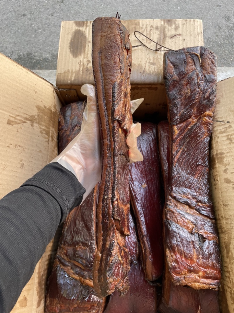黑色烟熏五花三线腊肉（腊肉香肠源头工厂一手量大从优）