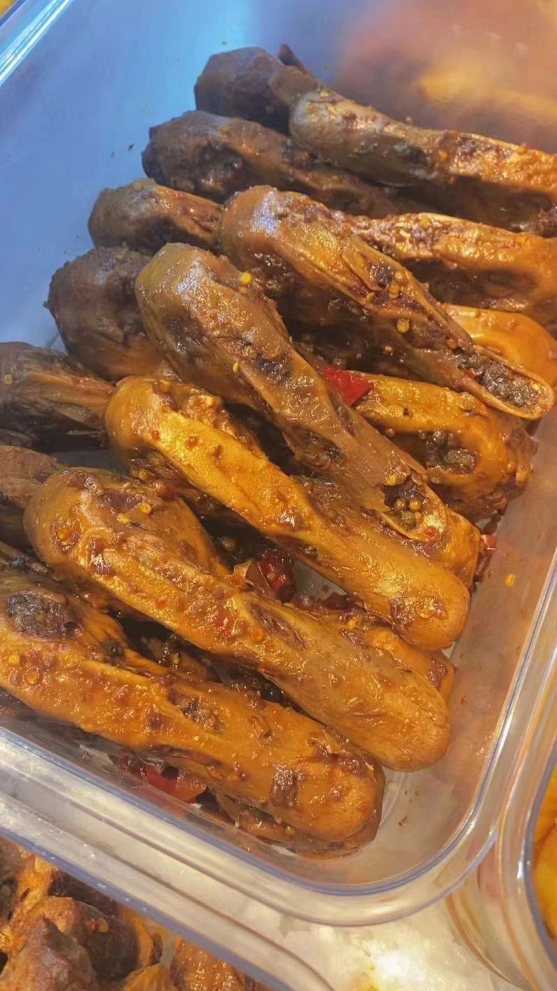 湖南特色香辣口味干锅卤鸭头，餐饮酒店夜宵卤菜店专用