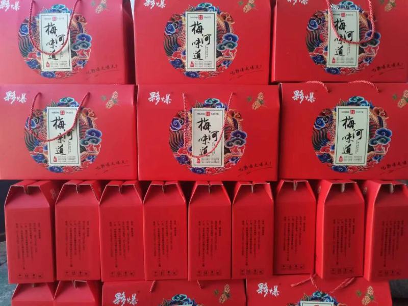 夥爆坚果礼品盒，一手货源，量大从优，诚信经营，欢迎来电咨