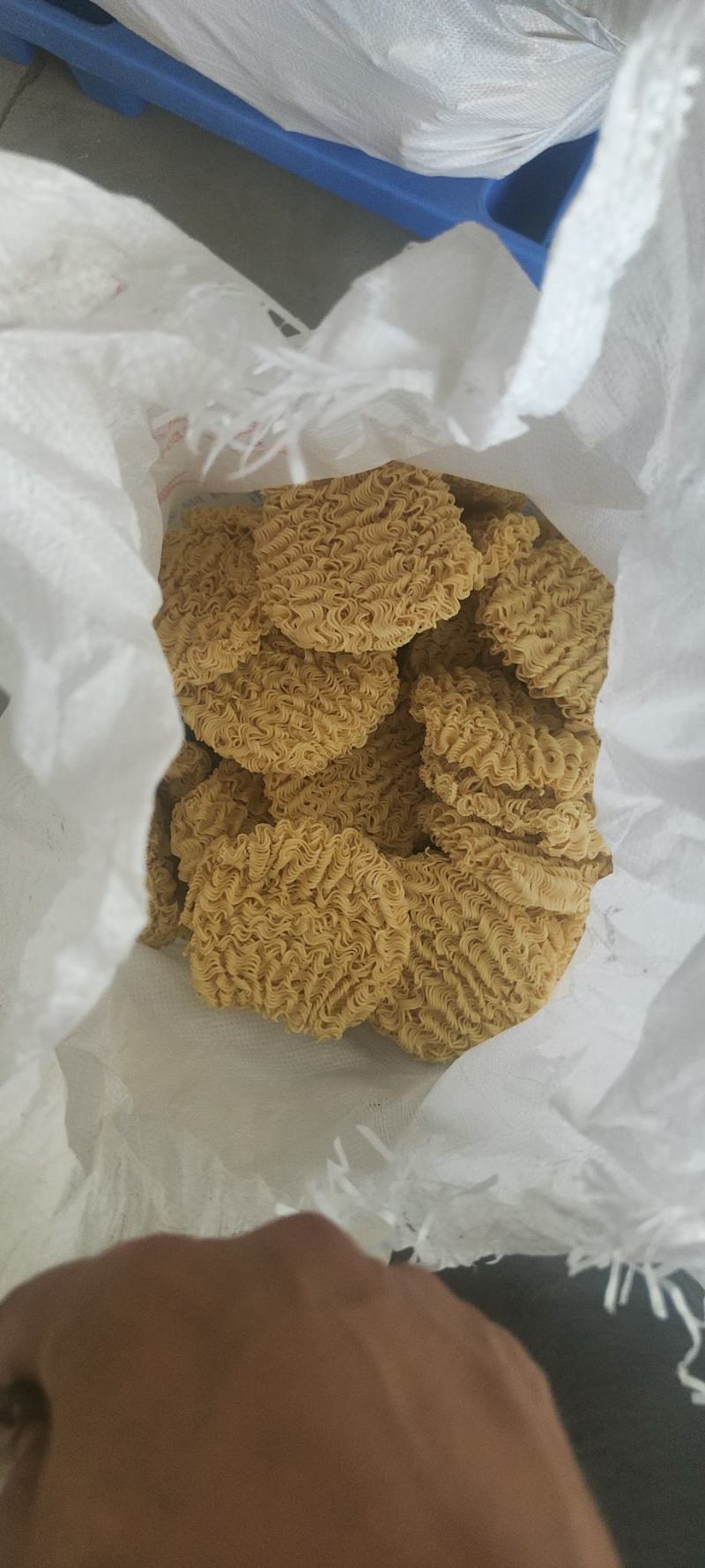 面碎，下脚料。饲料面，泡水直接喂，保存一年不怕营养高吸收