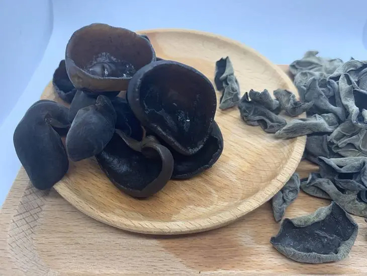 有机秋木耳与普通秋木耳营养成分对比柱状图,展示蛋白质、多糖、铁、钙、硒等指标的差异 秋木耳营养成分对比柱状图