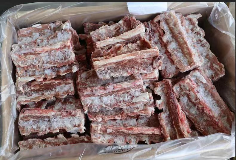 超市冷柜中陈列的进口羊白条分割产品