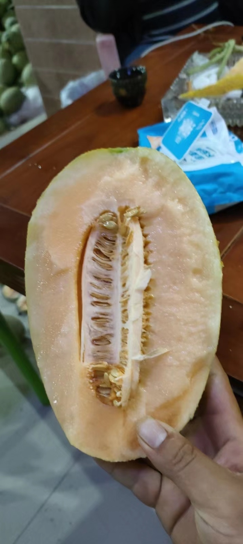 海南哈密瓜，一首货源，量大从优，欢迎咨询，致电有优惠