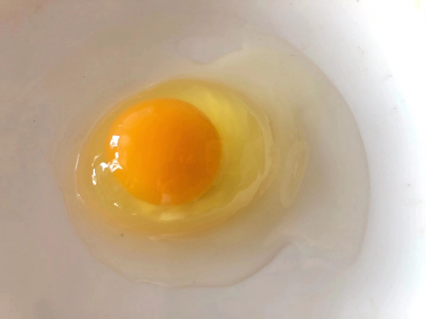 鸡蛋打入碗中搅拌成蛋液