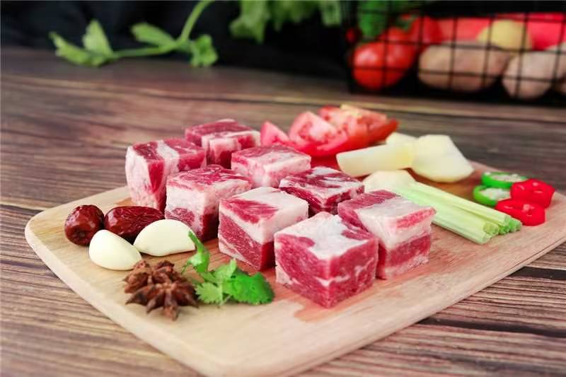 萝卜炖牛腩与米饭搭配的餐桌画面