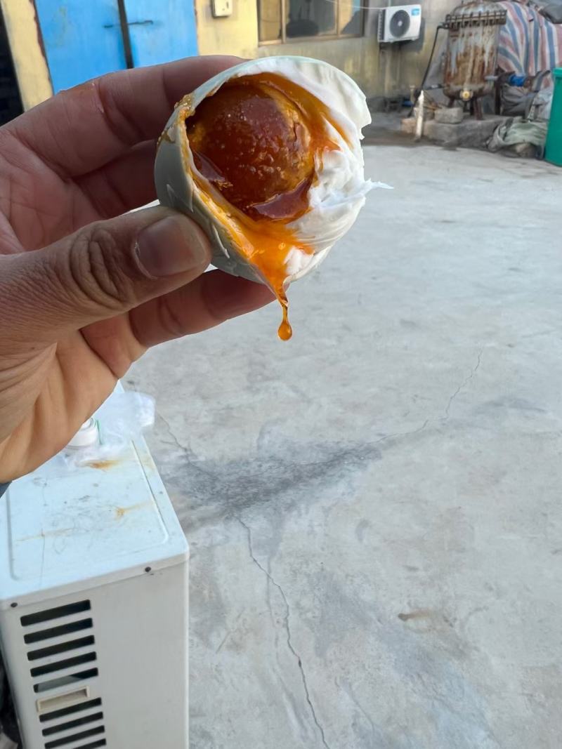微山湖咸鸭蛋，个个冒油