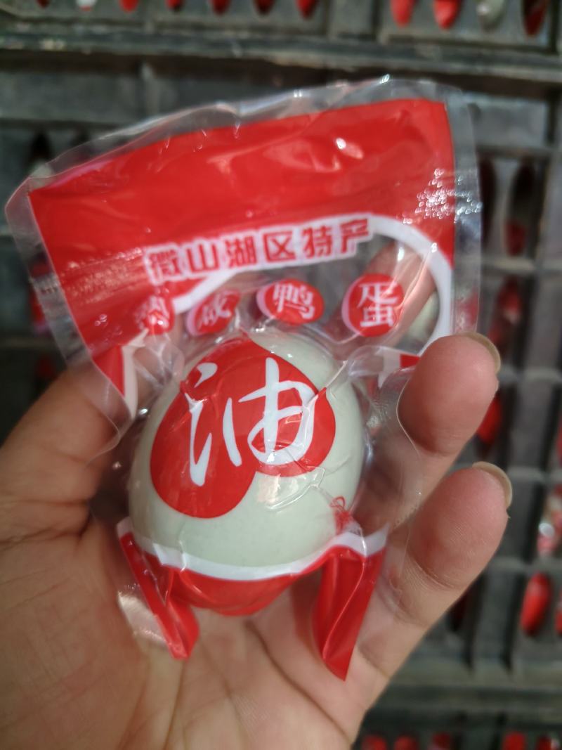 微山湖咸鸭蛋，个个冒油