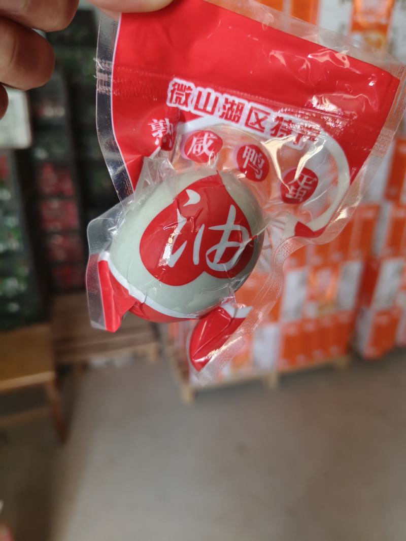 微山湖咸鸭蛋，个个冒油