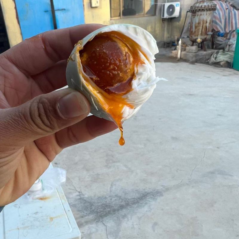 微山湖咸鸭蛋，个个冒油