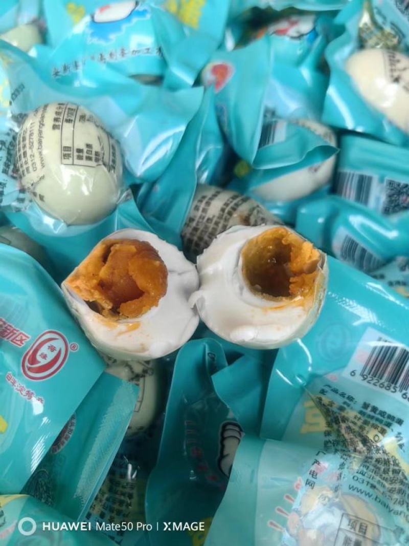 微山湖咸鸭蛋，个个冒油