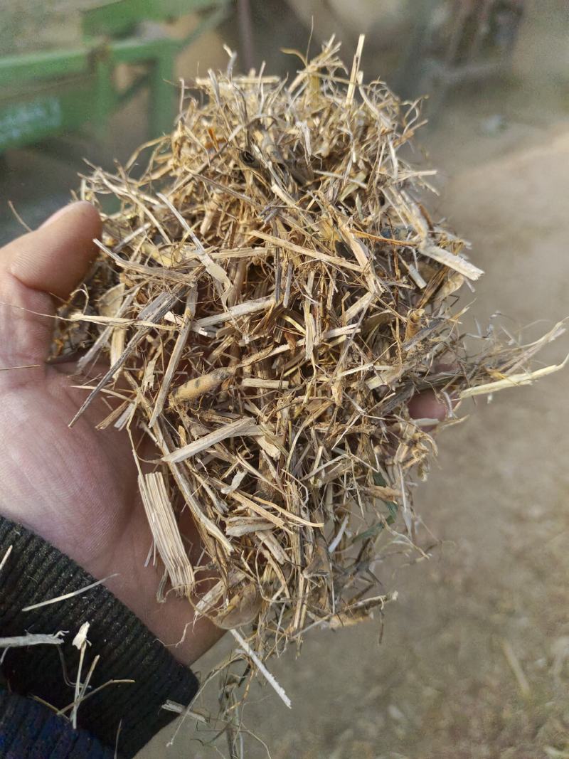 23年黄豆秸秆压块干草料，颜色黄白，过筛除尘粉碎过风选机