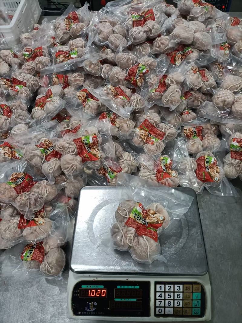 美味羊肚包肉，选用优质羊净肚新鲜羊肉牛肉包制，同等质量价