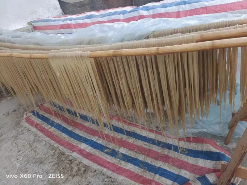农家纯手工制作红薯粉条，纯红薯粉无任何添加剂，自然晒干