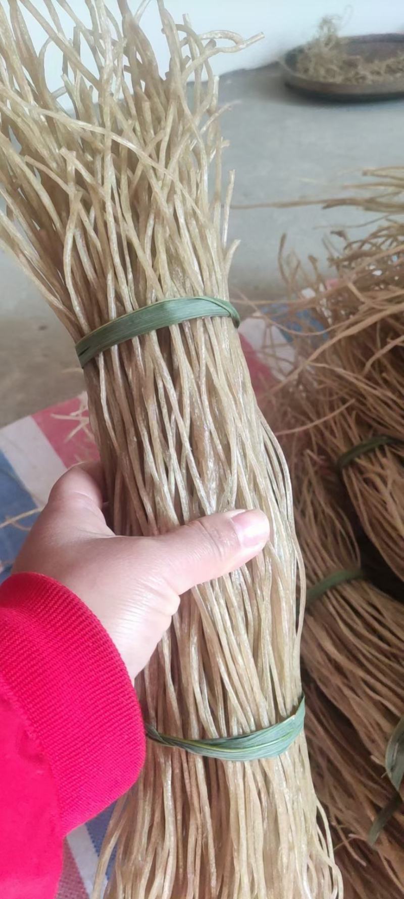 农家纯手工制作红薯粉条，纯红薯粉无任何添加剂，自然晒干