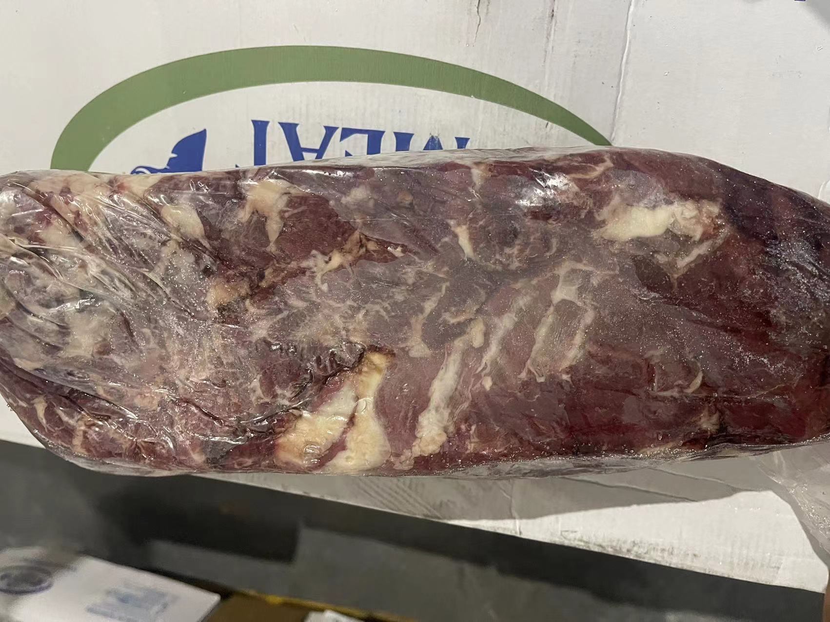 屠宰后分割的西门塔尔牛肉展示图，重点呈现大理石纹路