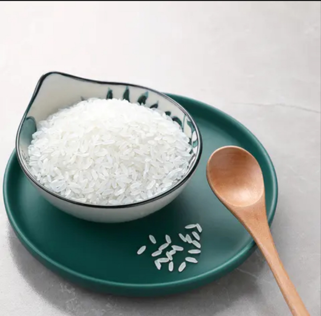 成品图：装盘后的洋葱炒黄瓜，色泽鲜艳，摆盘美观