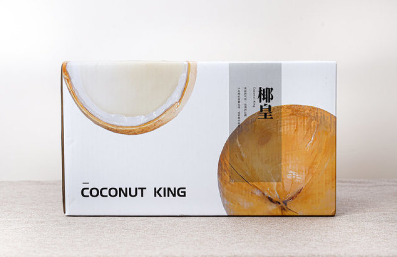 奶香椰皇长在树上的矿泉水