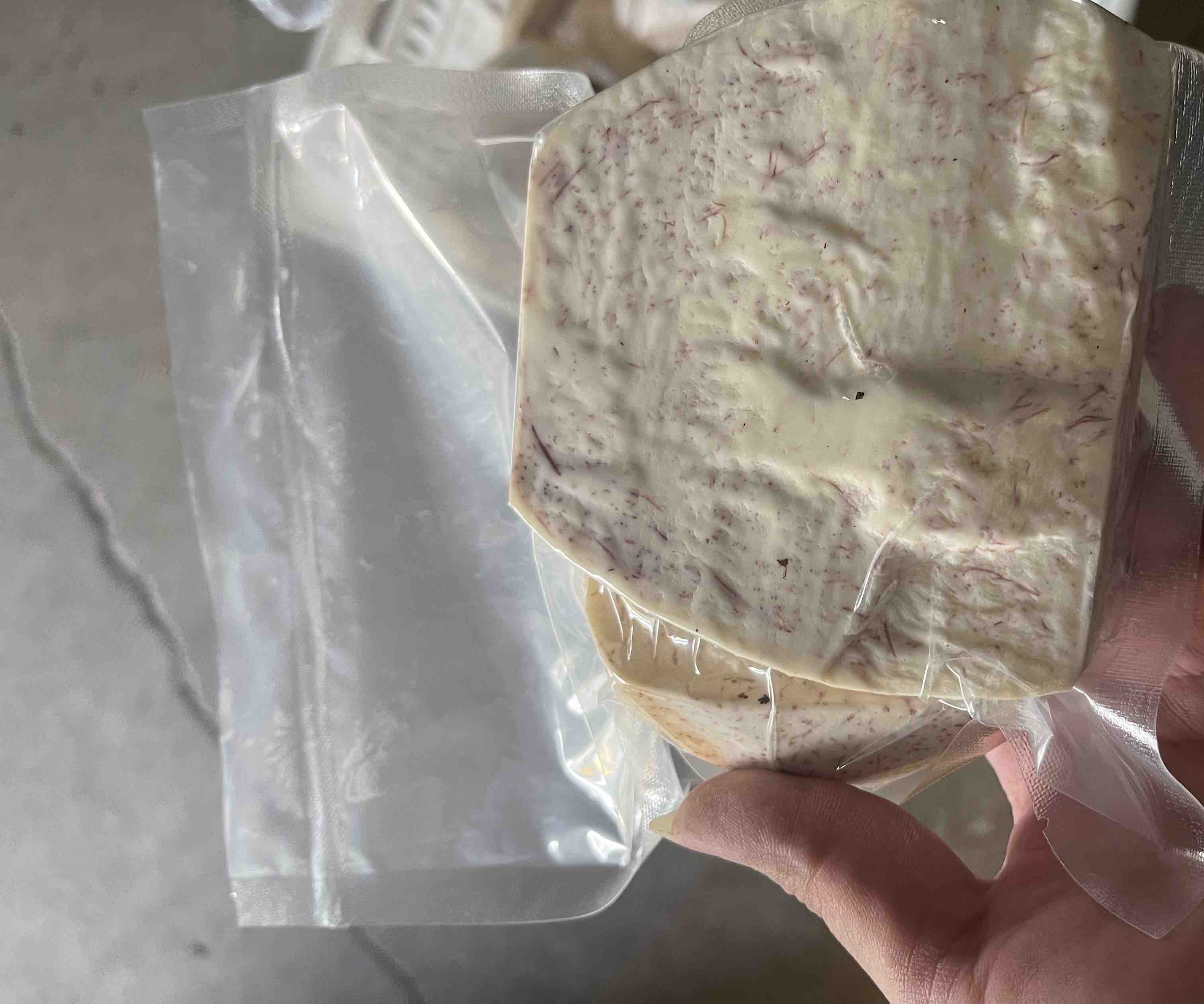 生芋圆冷冻前装袋并抽真空的过程,展示保存细节 冷冻芋圆装袋过程