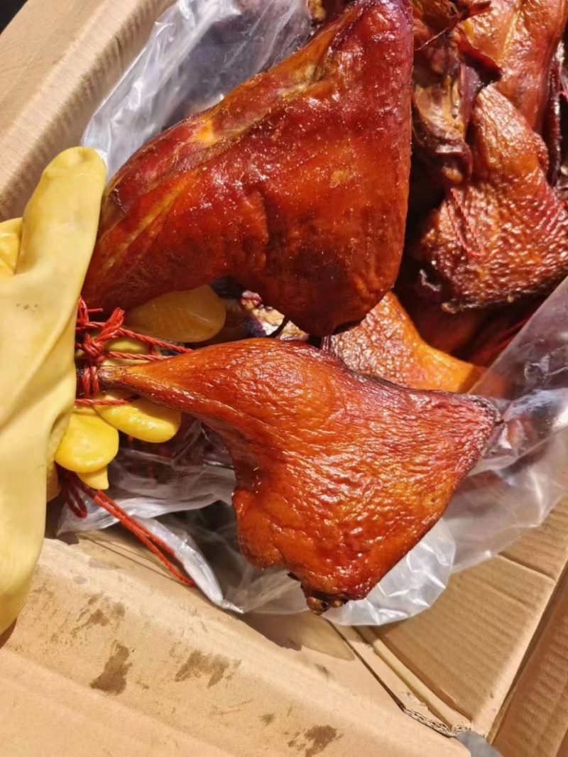 烟熏鸭边腿，一件50斤，厂家直销，一手货源