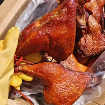 烟熏鸭边腿，一件50斤，厂家直销，一手货源