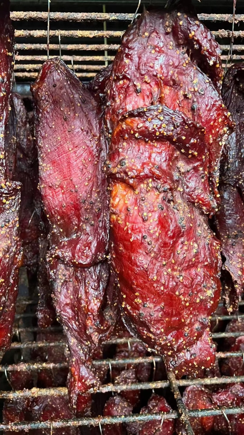 大块肉，麻辣五香两种口味每天现烤价格实惠只做回头客，厂家