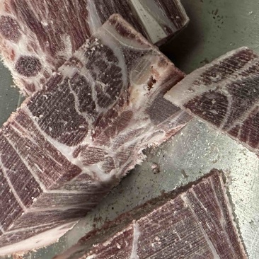 原切满肉羔羊羊排块，货源充足全国发货手续齐全需要联系。