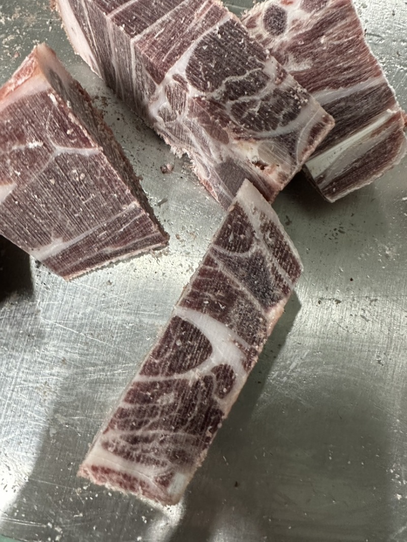 原切满肉羔羊羊排块，货源充足全国发货手续齐全需要联系。