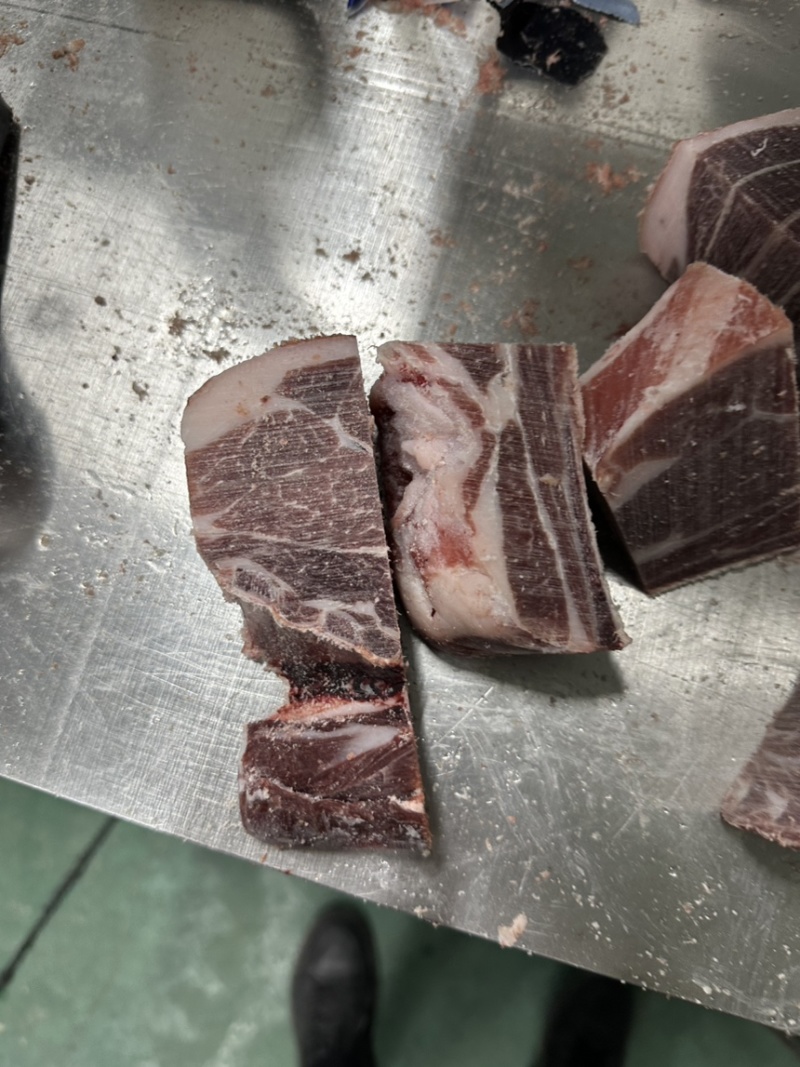 原切满肉羔羊羊排块，货源充足全国发货手续齐全需要联系。