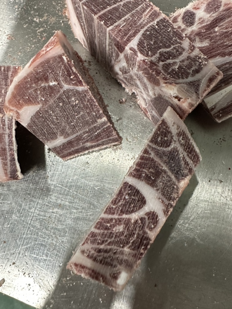 原切满肉羔羊羊排块，货源充足全国发货手续齐全需要联系。