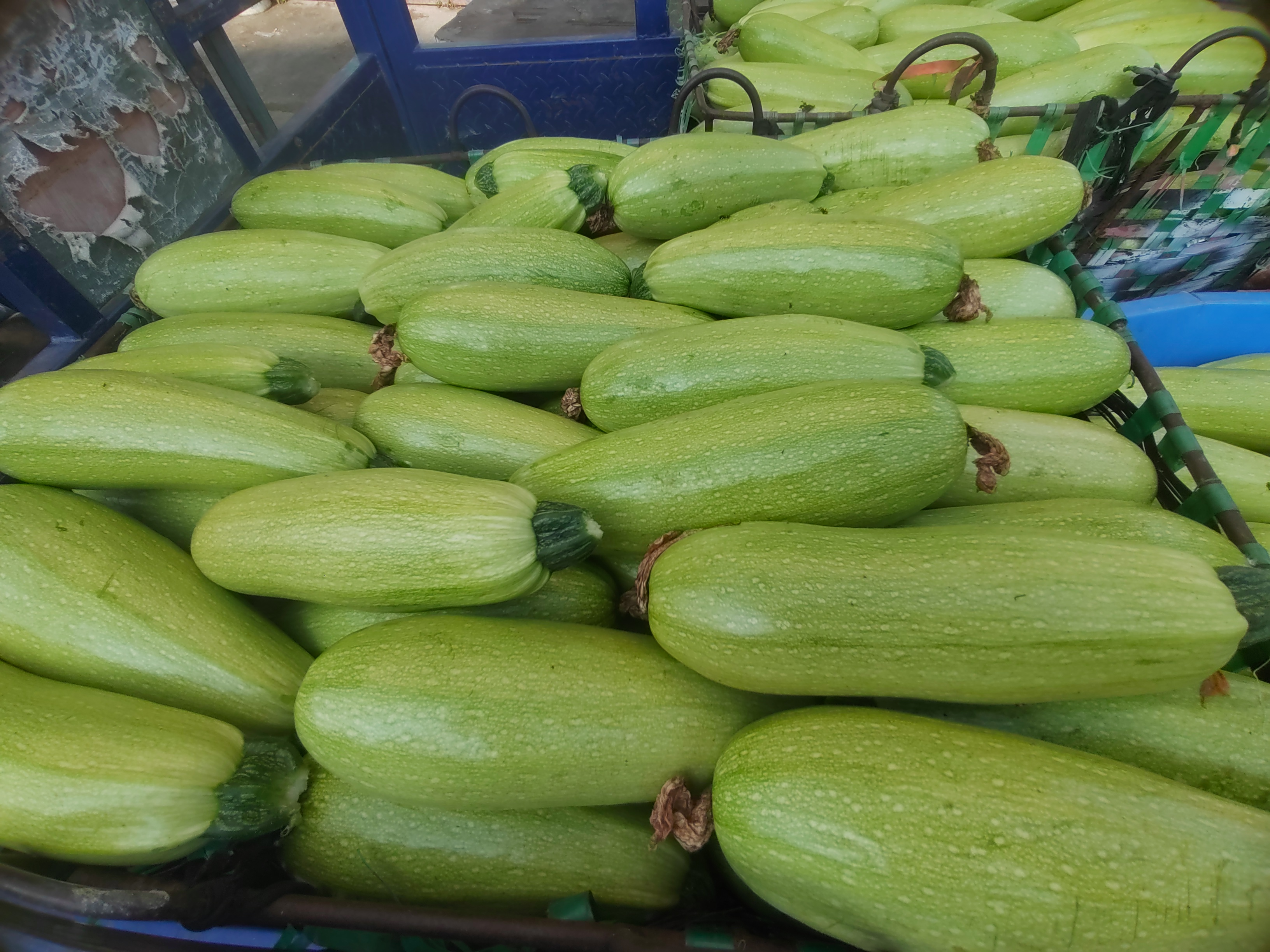 西葫芦切片焯水过程图示