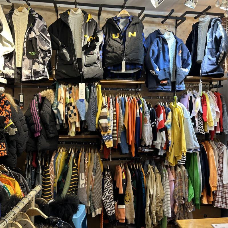 童装实体店，大部分都是当季的服装，基本都是中大童的