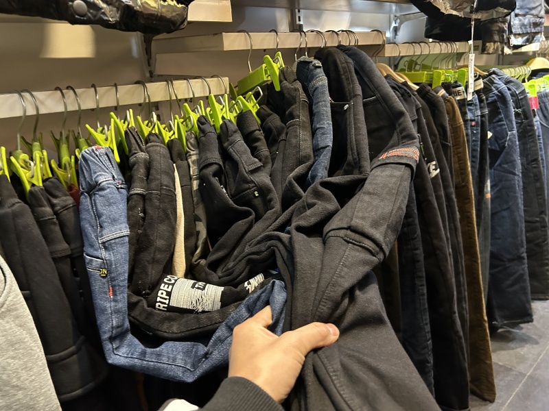 童装实体店，大部分都是当季的服装，基本都是中大童的