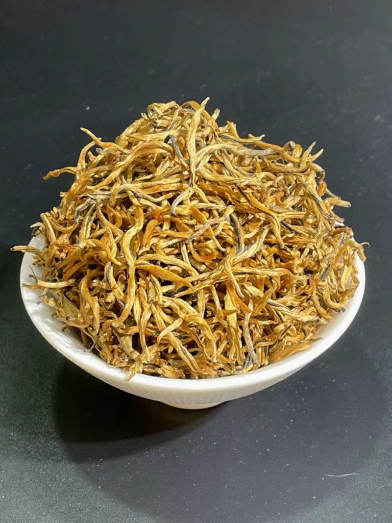 手工揉捏滇红金丝芽[玫瑰]