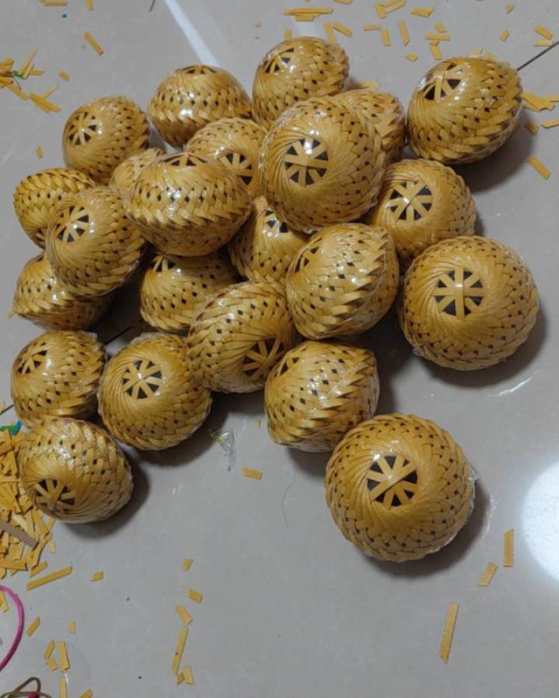 蝈蝈笼子:手工编制的蝈蝈笼子，品相如图所示。