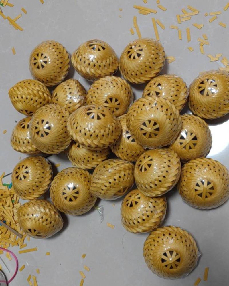 蝈蝈笼子:手工编制的蝈蝈笼子，品相如图所示。