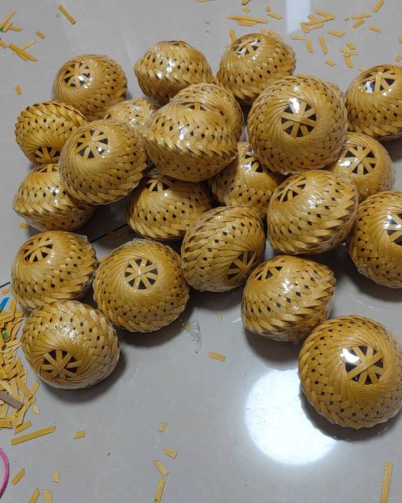 蝈蝈笼子:手工编制的蝈蝈笼子，品相如图所示。