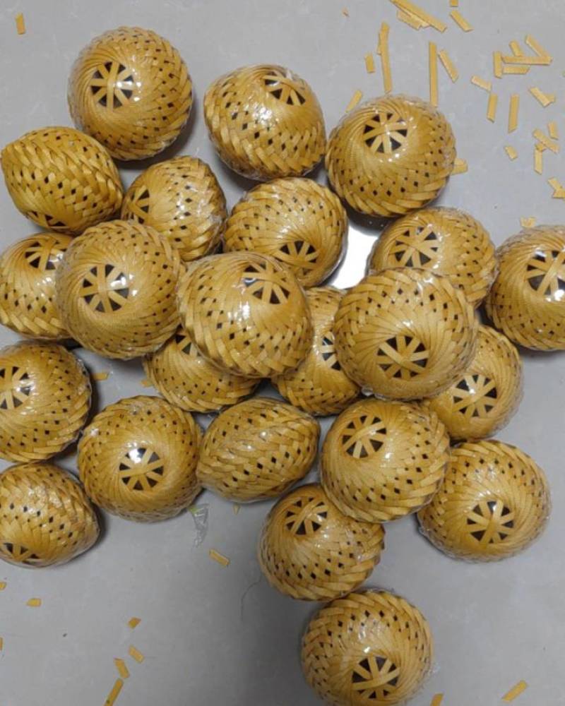 蝈蝈笼子:手工编制的蝈蝈笼子，品相如图所示。